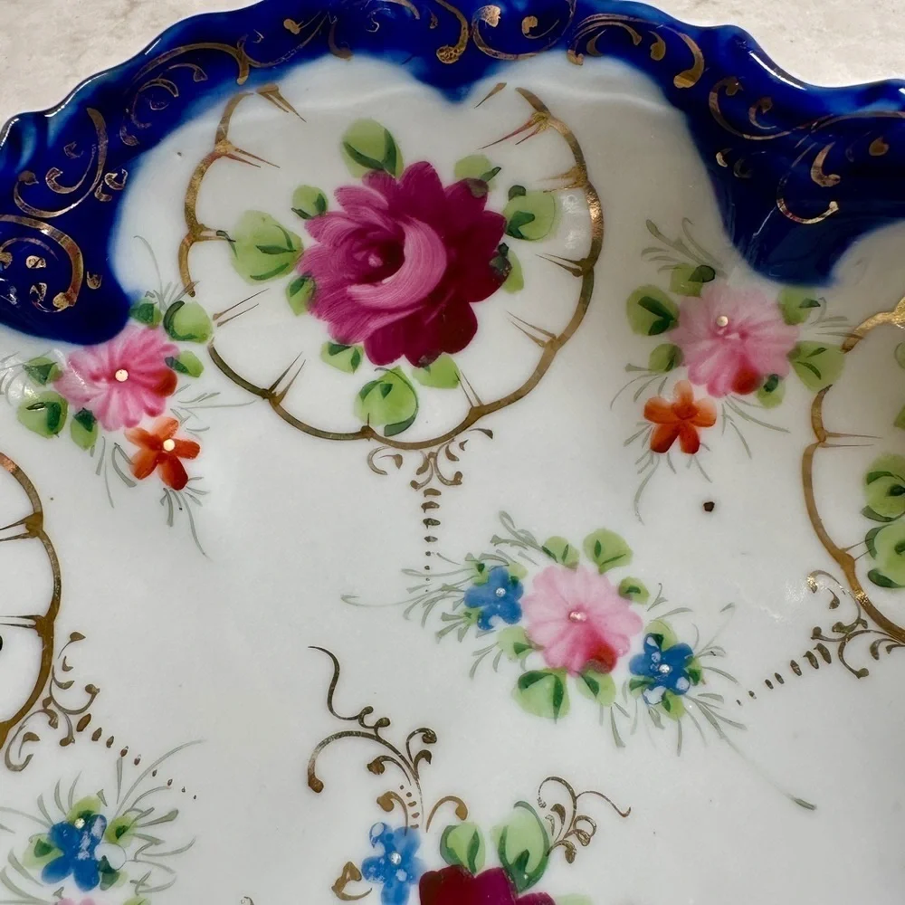EXQUISITE, ANTIQUE, FINE PORCELAIN SERVING BOWL. COLORFUL HAND-PAINTED ROSES